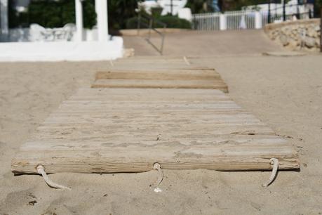 Blog + Fotografie by it's me! - Reisen - La Isla Blanca Ibiza, Santa Eurlaria - Holzweg im Sand