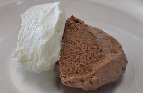 Weiße Mousse au Chocolat (ohne Eier und mit Schmand)