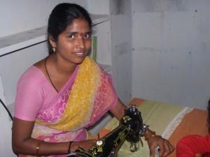 Mysore, Indien- Junge Frau lernt das Nähen