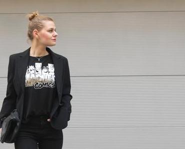 Marvel Shirt, Bootcut-Jeans und Nietentasche vom Zara und Blazer von Moschino als Valentinstags Outfit