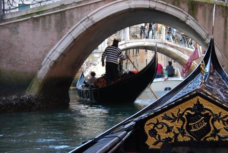06_romantische-Fahrt-mit-der-Gondel-Flitterwochen-Venedig-Italien