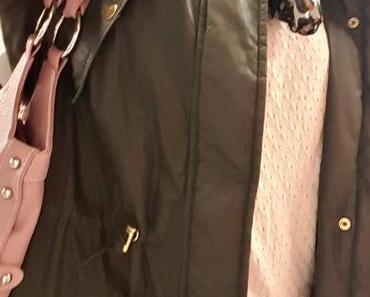 Grüner Parka, Rosé Pullover und Leo Schal