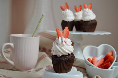 Champagner Cupcakes mit Erdbeerhaube / Champagne Cupcakes with Strawberry Cream