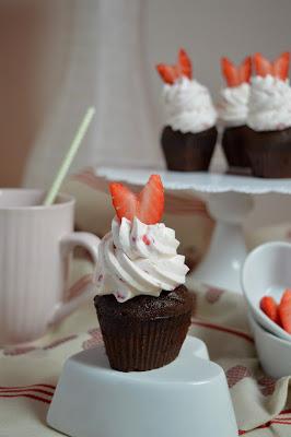 Champagner Cupcakes mit Erdbeerhaube / Champagne Cupcakes with Strawberry Cream