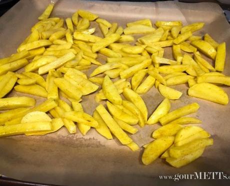 Currywurst selbst machen – mit Pommes
