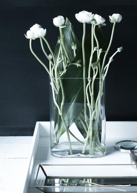Blog + Fotografie by it's me! - Wohnen - weiße Ranunkeln in einer hohen Vase und Deko