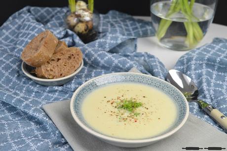 Cremige Kartoffel Käse Suppe / Creamy Potao Soup with Cheese and Herbs