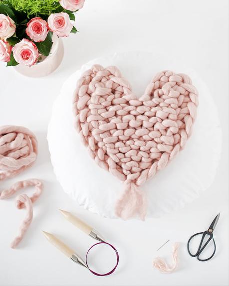 knitted heart pattern, Valentine's Day DIY idea made of extra chunky yarn wool, gestricktes Herz aus extra dicker Wolle, Anleitung