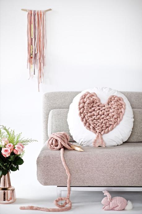 knitted heart pattern, Valentine's Day DIY idea made of extra chunky yarn wool, gestricktes Herz aus extra dicker Wolle, Anleitung