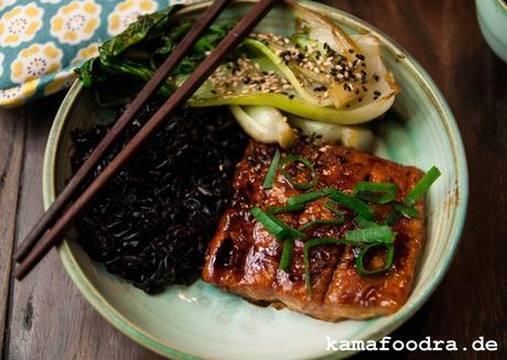 Teriyaki Lachs mit Sesam-Pak Choy und schwarzem Reis