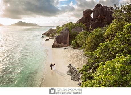 28_Heiraten-auf-den-Seychellen-Hochzeitspaar-einsamer-Strand-Flitterwochen[3]