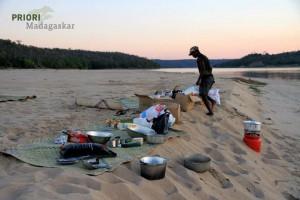 Camping_Fluss_Pirogenfahrt-Flussfahrt-Madagaskar-PRIORI-Reisen