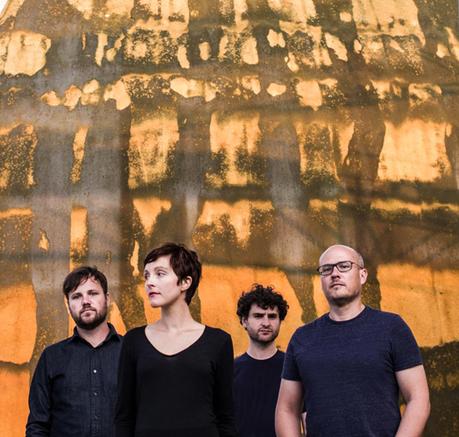 Poliça: Komplettierung