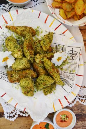 Gute Laune-Küche! Grüne Hühner-Nuggets mit Paprika-Aioli und knusprigen Kartoffelscheiben