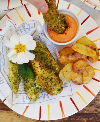 Gute Laune-Küche! Grüne Hühner-Nuggets mit Paprika-Aioli und knusprigen Kartoffelscheiben