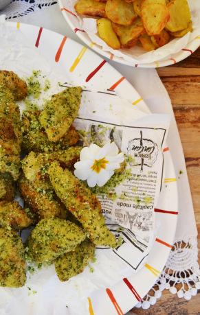 Gute Laune-Küche! Grüne Hühner-Nuggets mit Paprika-Aioli und knusprigen Kartoffelscheiben