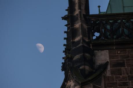 Fassade Des Doms mit Mond