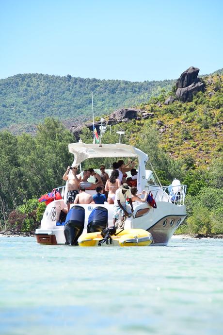 24_Ausflugsboot-Traumstrand-Naturschutzgebiet-Marine-National-Park-Curieuse-Seychellen