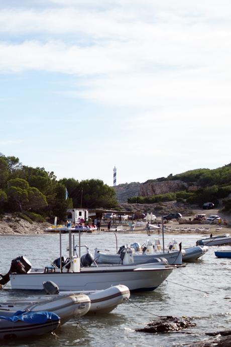 Blog + Fotografie by it's me! - fim.works - Ibiza, Portinatx - Boote in einer Bucht, Leuchtturm