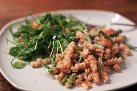 Nudel Pfanne mit Pinienkernen Bohnen und Postelein Salat