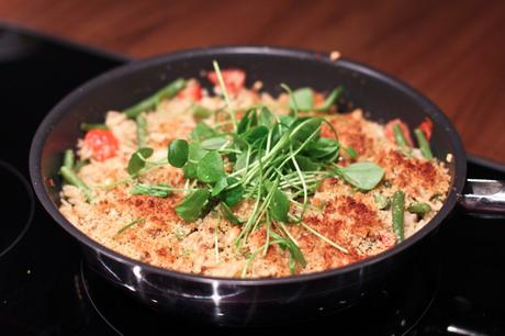 Nudel Pfanne mit Pinienkernen Bohnen und Postelein Salat