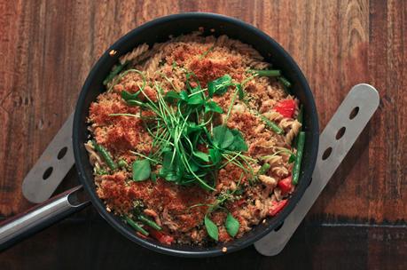 Nudel Pfanne mit Pinienkernen Bohnen und Postelein Salat