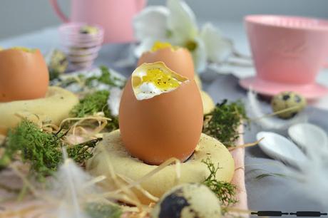 Osterleckerei: Ostereier gefüllt mit Quarkcreme auf Briochenestchen / Cheesecake Filled Easter Eggs on a Brioche