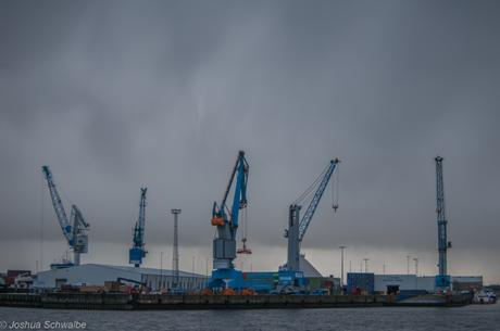 Bunte Kräne im Hamburger Hafen