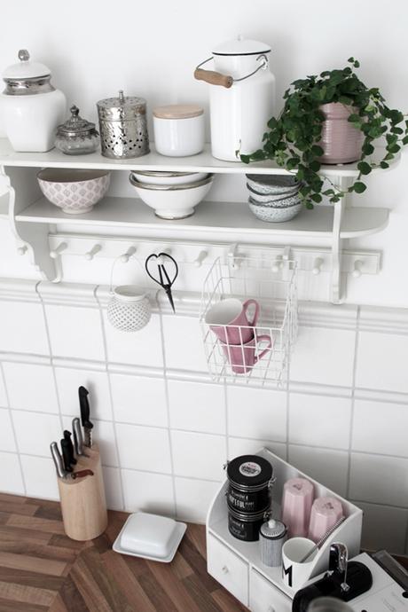 Mit leichten Pastellfarben zieht der Frühling in die Küche ein! Küchenumstyling mit neuen Gelenk-Lampen! Blick auf das Küchenregal mit weißen und rosa Accessoires