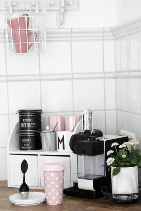 Mit leichten Pastellfarben zieht der Frühling in die Küche ein! Küchenumstyling mit neuen Gelenk-Lampen! Blick in die Kaffeeecke mit weißen und rosa Tassen