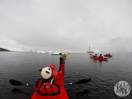Kajak in der Antarktis. Im Hintergrund die Dagmar Aaen