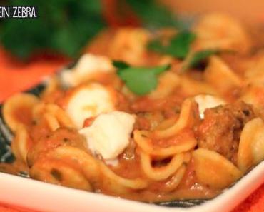 Pasta mit Hackbällchen und Mozzarella