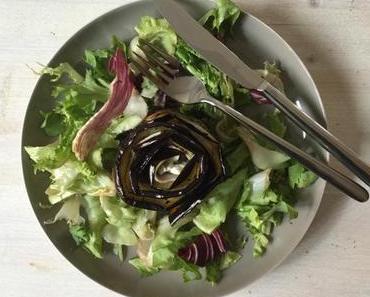 Auberginenblüten im Salatbeet