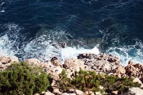Blog + Fotografie by it's me! - fim.works - Ibiza, Portinatx - Blick ins Meer an der Klippe