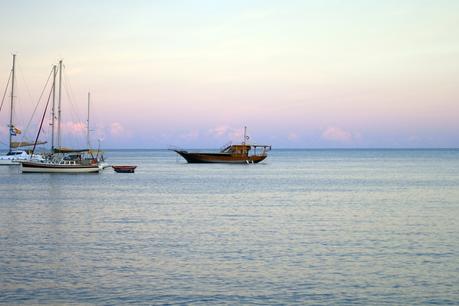 Blog + Fotografie by it's me! - Reisen - La Isla Blanca Ibiza, Santa Eularia - Boote im Abendrot über dem Meer