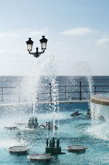 Blog + Fotografie by it's me! - Reisen - La Isla Blanca Ibiza, Santa Eularia - Springbrunnen mit Meer und Laternen im Hintergrund