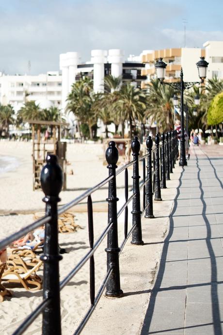Blog + Fotografie by it's me! - Reisen - La Isla Blanca Ibiza, Santa Eularia - Geländer an der Strandpromenade