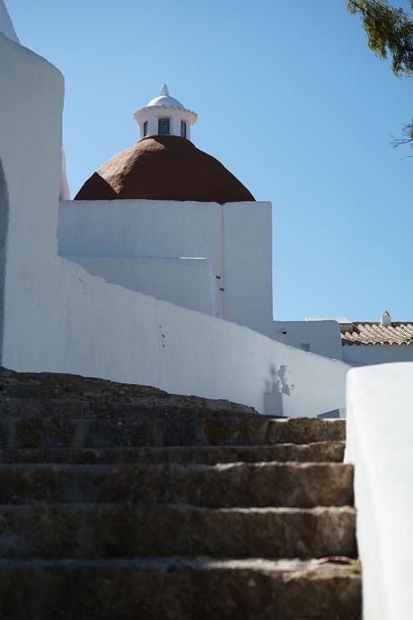 Blog + Fotografie by it's me! - Reisen - La Isla Blanca Ibiza, Santa Eularia - Treppenstufen in der Klosteranlage