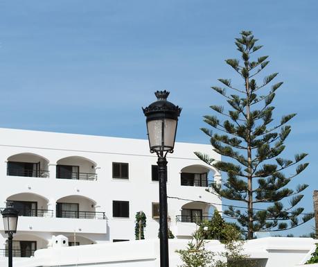 Blog + Fotografie by it's me! - Reisen - La Isla Blanca Ibiza, Santa Eularia - weißes Gebäude vor strahlendem Sommerhimmel