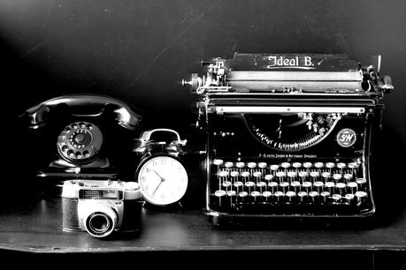 Blog + Fotografie by it's me! - fim.works - Ideal B Schreibmaschine, Bakleittelefon, analoge Kamera, alter Wecker, Broste Blechtisch