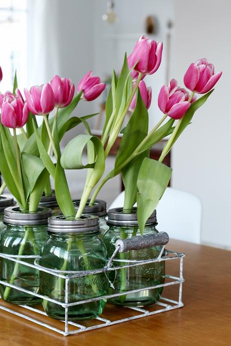 Osterdekoration im Wohnzimmer und Schlafzimmer, dezent Akzente , Ball Maison Gläser in Grün mit Tulpen Dekoration