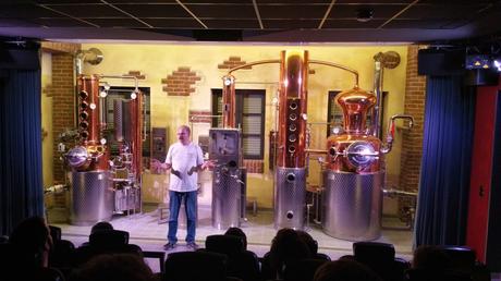 Der Chef erklärt Brennerei und Brauerei