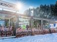 Die Ski warten bereits auf die Kinder - Volksschulparty im Schnee - Lackenhof am Ötscher