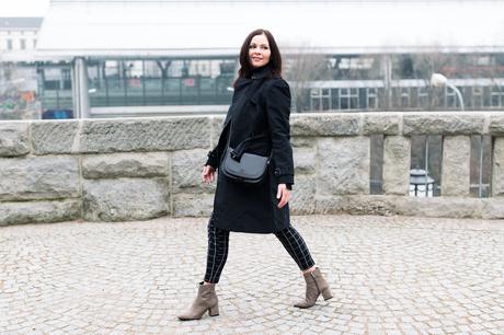 Kleidermaedchen.de Modeblog, erfurt, thueringen, berlin, fashionblog, Outfit, kleidermaedchen.de, Influencer Marketing und Kommunikation, Creator ,Youtuber, Outfit, Fashion Blog, Frühlingsoutfit, winter outfit, spring outfit, winter outfit, Keidermaedchen, Trenchcoat Zara, Übergangsoutfit, schwarzer Trenchcoat, Punks, taupe, Maxwell Scott Modella M Tasche, Rollkragenpullover, H&M Karohose, Musterhose, Zara Weste