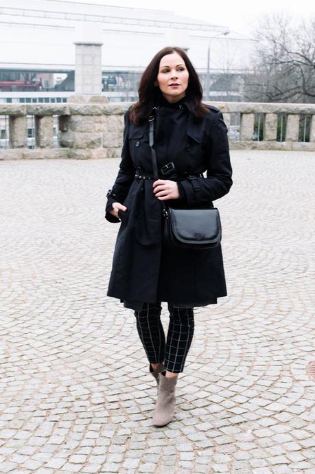 Kleidermaedchen.de Modeblog, erfurt, thueringen, berlin, fashionblog, Outfit, kleidermaedchen.de, Influencer Marketing und Kommunikation, Creator ,Youtuber, Outfit, Fashion Blog, Frühlingsoutfit, winter outfit, spring outfit, winter outfit, Keidermaedchen, Trenchcoat Zara, Übergangsoutfit, schwarzer Trenchcoat, Punks, taupe, Maxwell Scott Modella M Tasche, Rollkragenpullover, H&M Karohose, Musterhose, Zara Weste