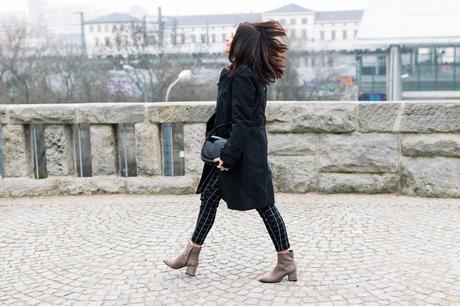 Kleidermaedchen.de Modeblog, erfurt, thueringen, berlin, fashionblog, Outfit, kleidermaedchen.de, Influencer Marketing und Kommunikation, Creator ,Youtuber, Outfit, Fashion Blog, Frühlingsoutfit, winter outfit, spring outfit, winter outfit, Keidermaedchen, Trenchcoat Zara, Übergangsoutfit, schwarzer Trenchcoat, Punks, taupe, Maxwell Scott Modella M Tasche, Rollkragenpullover, H&M Karohose, Musterhose, Zara Weste