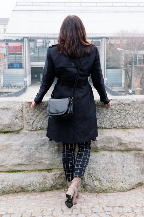 Kleidermaedchen.de Modeblog, erfurt, thueringen, berlin, fashionblog, Outfit, kleidermaedchen.de, Influencer Marketing und Kommunikation, Creator ,Youtuber, Outfit, Fashion Blog, Frühlingsoutfit, winter outfit, spring outfit, winter outfit, Keidermaedchen, Trenchcoat Zara, Übergangsoutfit, schwarzer Trenchcoat, Punks, taupe, Maxwell Scott Modella M Tasche, Rollkragenpullover, H&M Karohose, Musterhose, Zara Weste