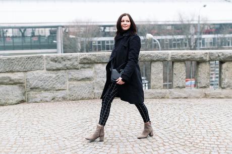 Kleidermaedchen.de Modeblog, erfurt, thueringen, berlin, fashionblog, Outfit, kleidermaedchen.de, Influencer Marketing und Kommunikation, Creator ,Youtuber, Outfit, Fashion Blog, Frühlingsoutfit, winter outfit, spring outfit, winter outfit, Keidermaedchen, Trenchcoat Zara, Übergangsoutfit, schwarzer Trenchcoat, Punks, taupe, Maxwell Scott Modella M Tasche, Rollkragenpullover, H&M Karohose, Musterhose, Zara Weste