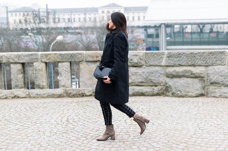 Kleidermaedchen.de Modeblog, erfurt, thueringen, berlin, fashionblog, Outfit, kleidermaedchen.de, Influencer Marketing und Kommunikation, Creator ,Youtuber, Outfit, Fashion Blog, Frühlingsoutfit, winter outfit, spring outfit, winter outfit, Keidermaedchen, Trenchcoat Zara, Übergangsoutfit, schwarzer Trenchcoat, Punks, taupe, Maxwell Scott Modella M Tasche, Rollkragenpullover, H&M Karohose, Musterhose, Zara Weste