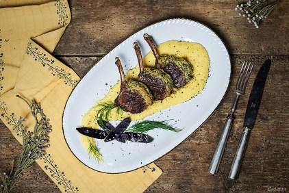 Lammkronen mit Kräuter-Brösel-Kruste & Cremepolenta